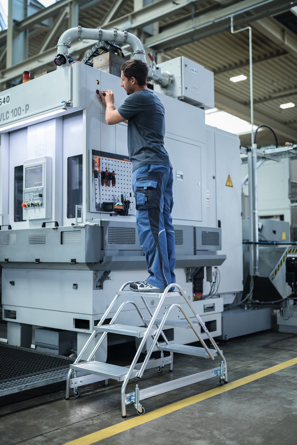 Munk Arbeitspodest beidseitig begehbar Aluminium geriffelt 2x2 Stufen