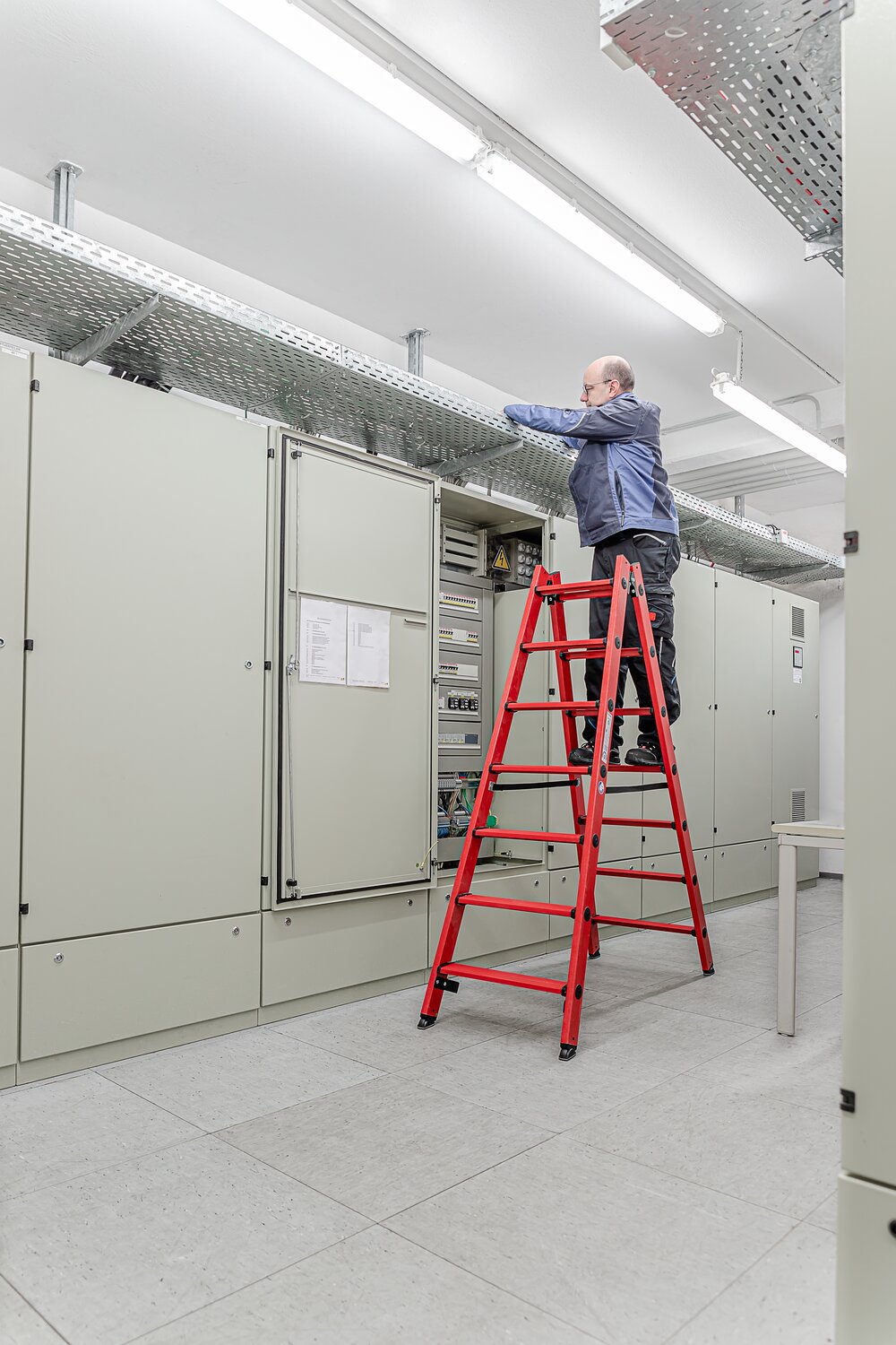 Munk Stufen-Stehleiter beidseitig begehbar GFK 2x4 Stufen