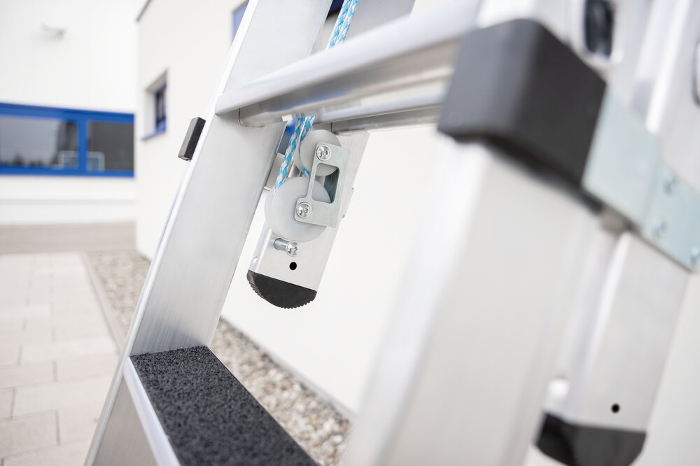 Munk Stufen-Seilzugleiter 2-teilig mit nivello® Traverse und clip-step R13 2x12 Stufen