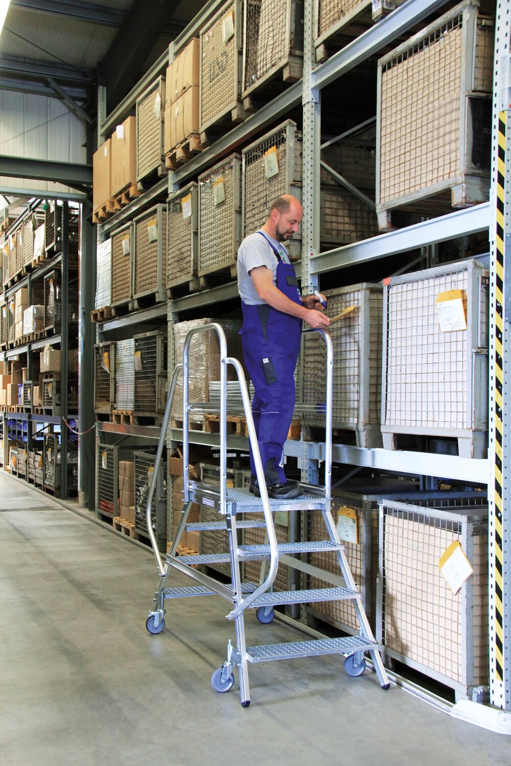 Munk Podesttreppe beidseitig begehbar mit Federrollen Stahl Gitterrost 3 Stufen