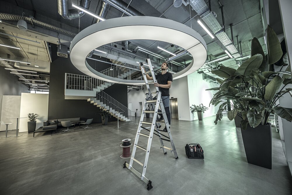 Munk Stufen-Mehrzweckleiter 3-teilig mit nivello®-Traverse und clip-step R13 3x6 Stufen