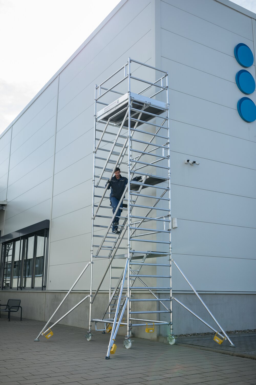 Munk Rollgerüst 1,35 x 1,80 m mit Schrägaufstiegen& Ausleger Plattformhöhe 4,35 m