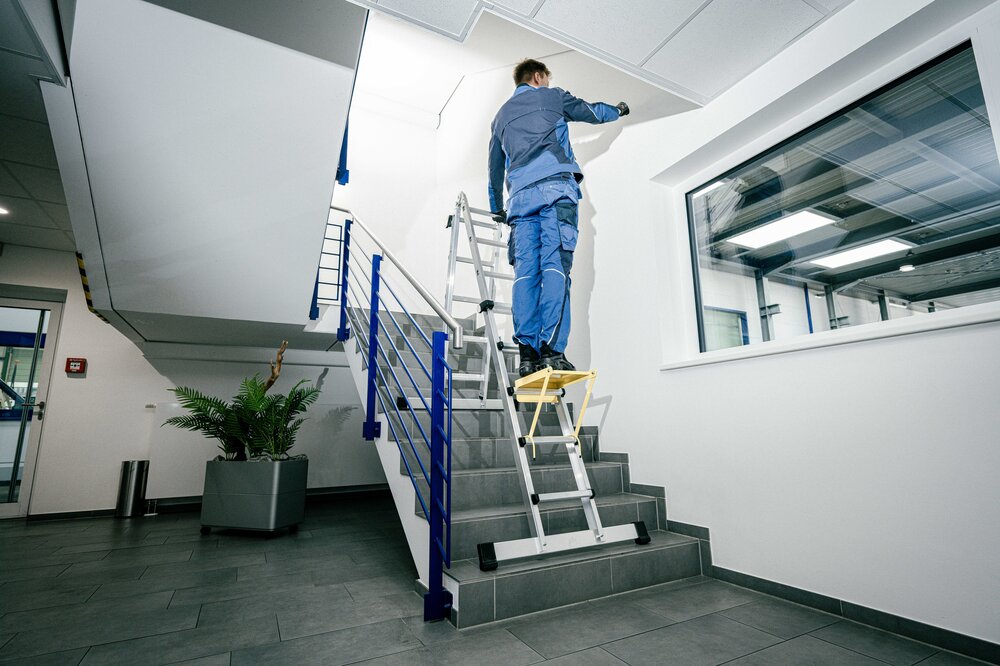 Milieubild 3813400 Munk Teleskopleiter 4-teilig mit Traverse 4x6 Sprossen