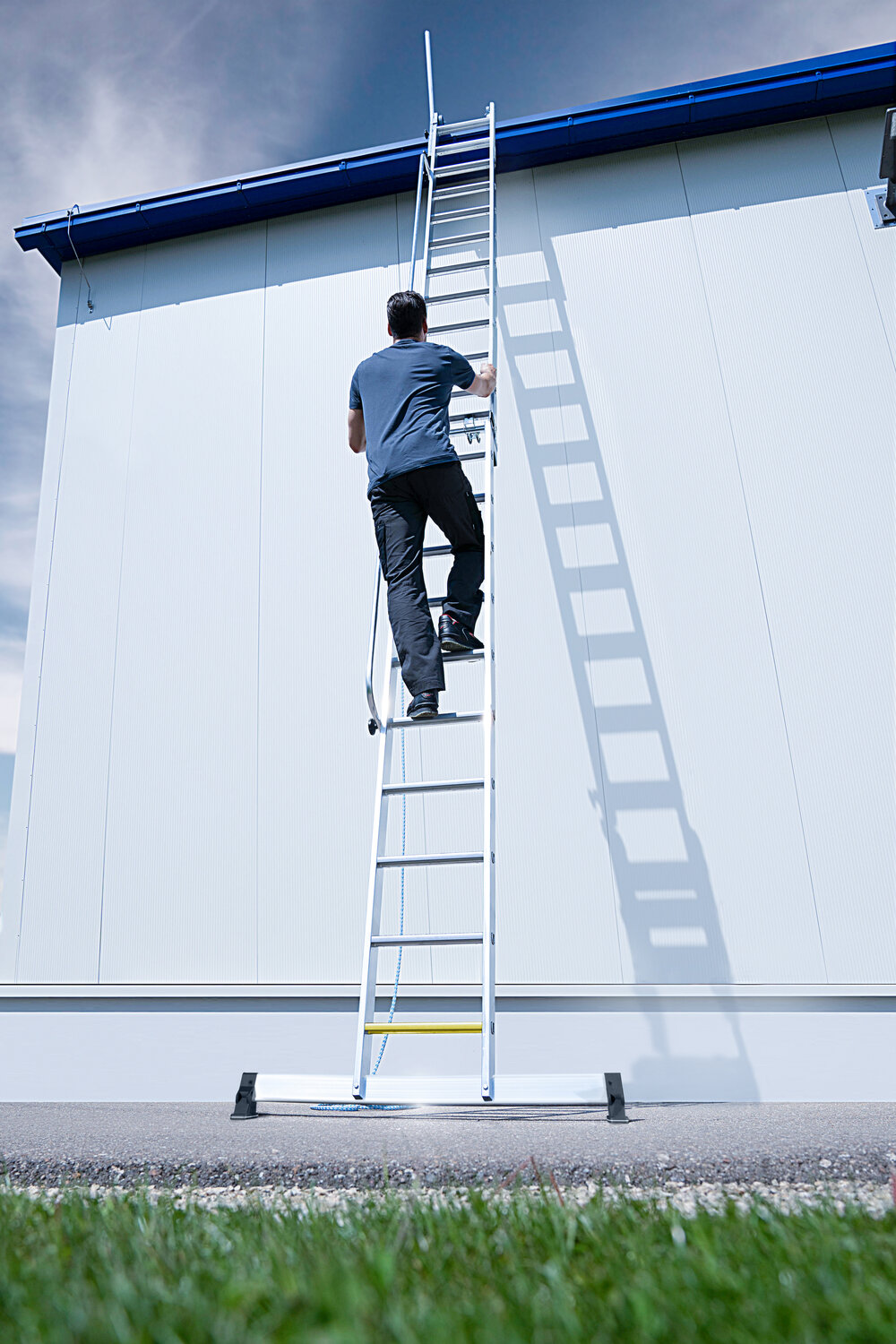 Munk Stufen-Seilzugleiter 2-teilig mit Handlauf und Ausstiegsholm 2x12 Stufen