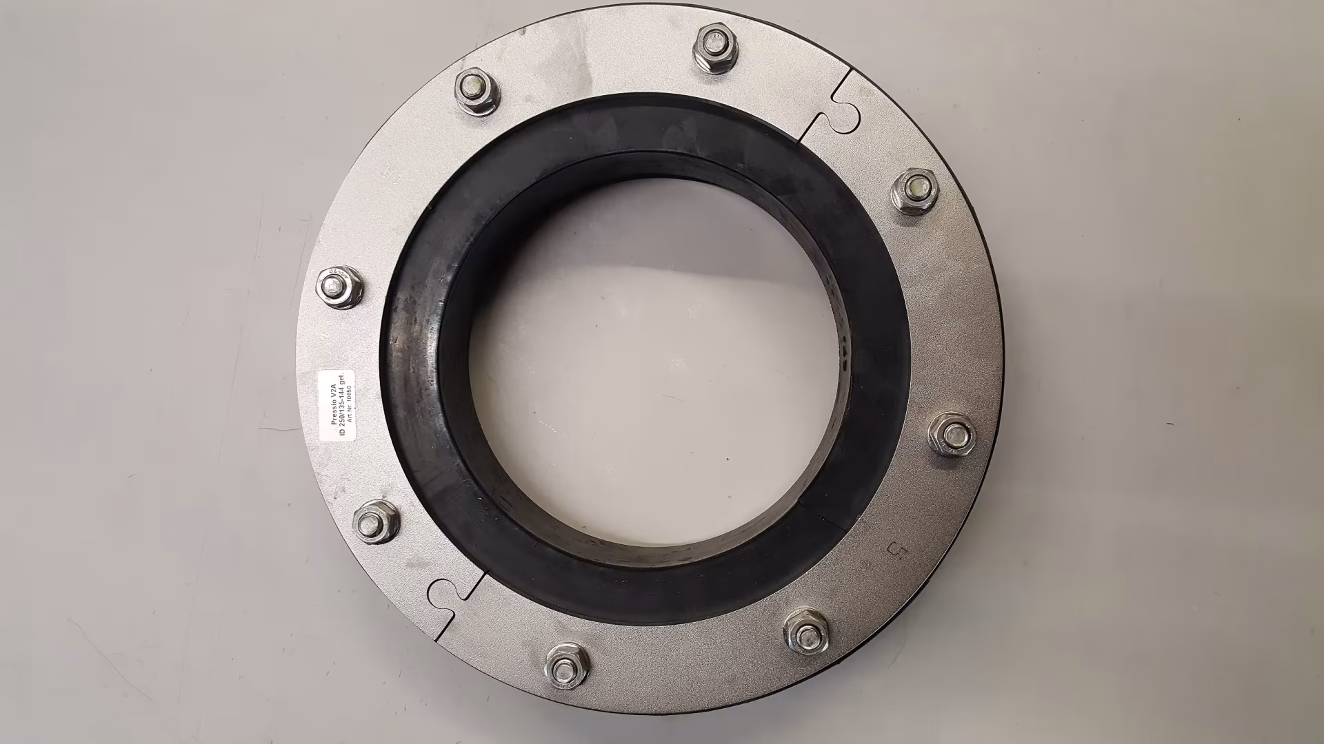 Pressio-Rings Ringraumdichtung GETEILT, 1x40mm EPDM Gummi, Druckplatten V2A, Schrauben V2A, Muttern V4A von 4 pipes Pressio-Rings Ringraumdichtung GETEILT, 1x40mm EPDM Gummi, Druckplatten V2A, Schrauben V2A, Muttern V4A aus der Kategorie Ringraumdichtung