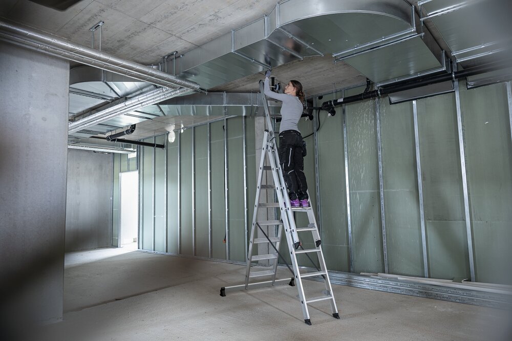 Munk Stufen-Mehrzweckleiter 3-teilig mit nivello®-Traverse 3x6 Stufen