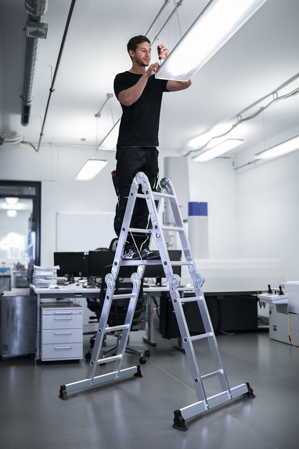 Milieubild 3813346 Munk Vielzweckleiter 4-teilig mit nivello®-Traverse 2x2 + 2x3 Sprossen