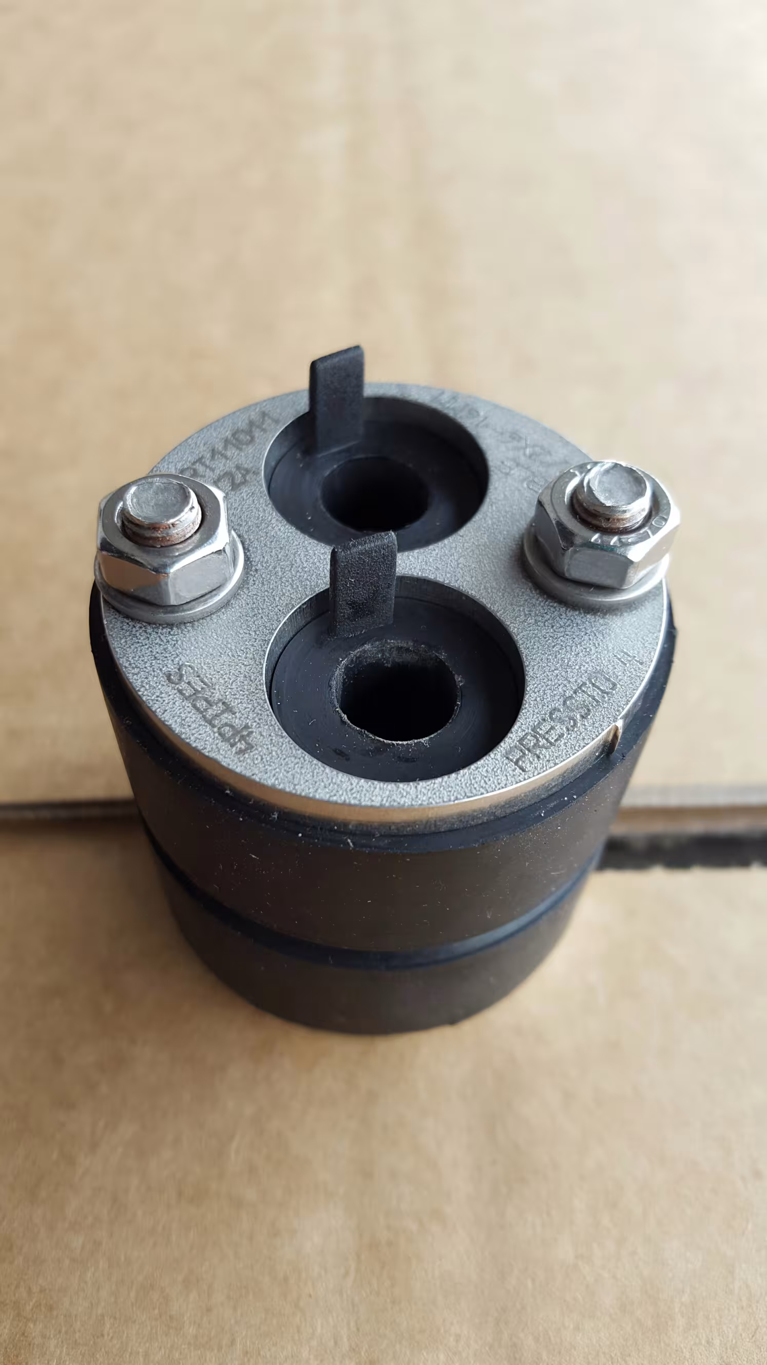 Pressio 4 cables UNIVERSAL, 1x40mm EPDM Gummi, Druckplatten V2A, Schrauben V2A, Muttern V4A von 4 pipes Pressio 4 cables UNIVERSAL, 1x40mm EPDM Gummi, Druckplatten V2A, Schrauben V2A, Muttern V4A aus der Kategorie Ringraumdichtung