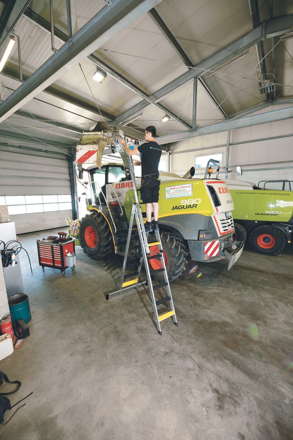 Milieubild 3813633 Munk Stufen-Mehrzweckleiter 3-teilig mit nivello®-Traverse und clip-step R13 3x6 Stufen