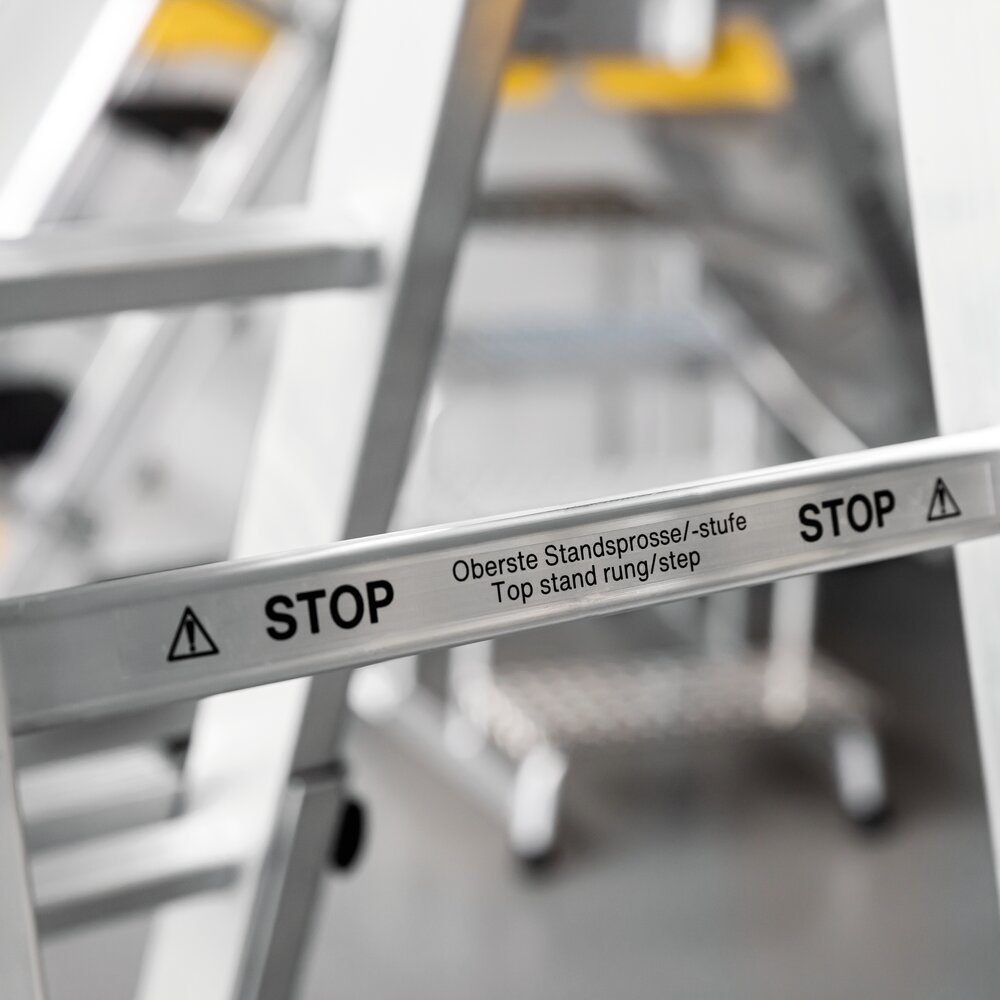 Munk Aufkleber "Letzte begehbare Stufe/Sprosse" von Günzburger Steigtechnik Munk Aufkleber "Letzte begehbare Stufe/Sprosse" aus der Kategorie Steigtechnik Zubehör & Ersatzteile mit der Artikelnr. 019266