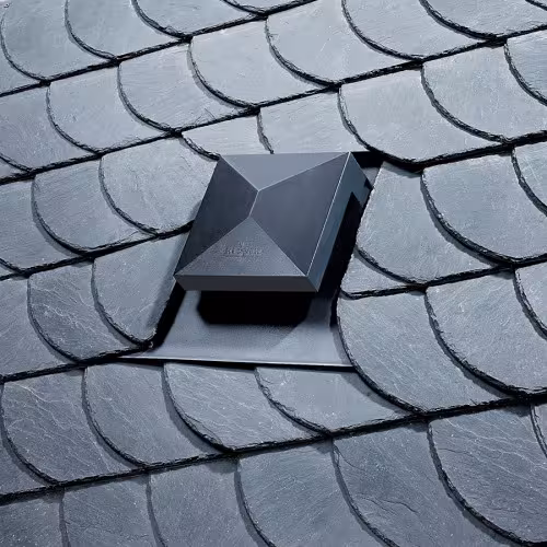 Venduct Lüftergaube 40x40cm schwarz, zum Anschluss an Schiefer und Biber aus der Kategorie Steildachdurchgänge mit der GTIN 4027822157404 Venduct Lüftergaube von der Marke Klöber aus der Kategorie Steildachdurchgänge