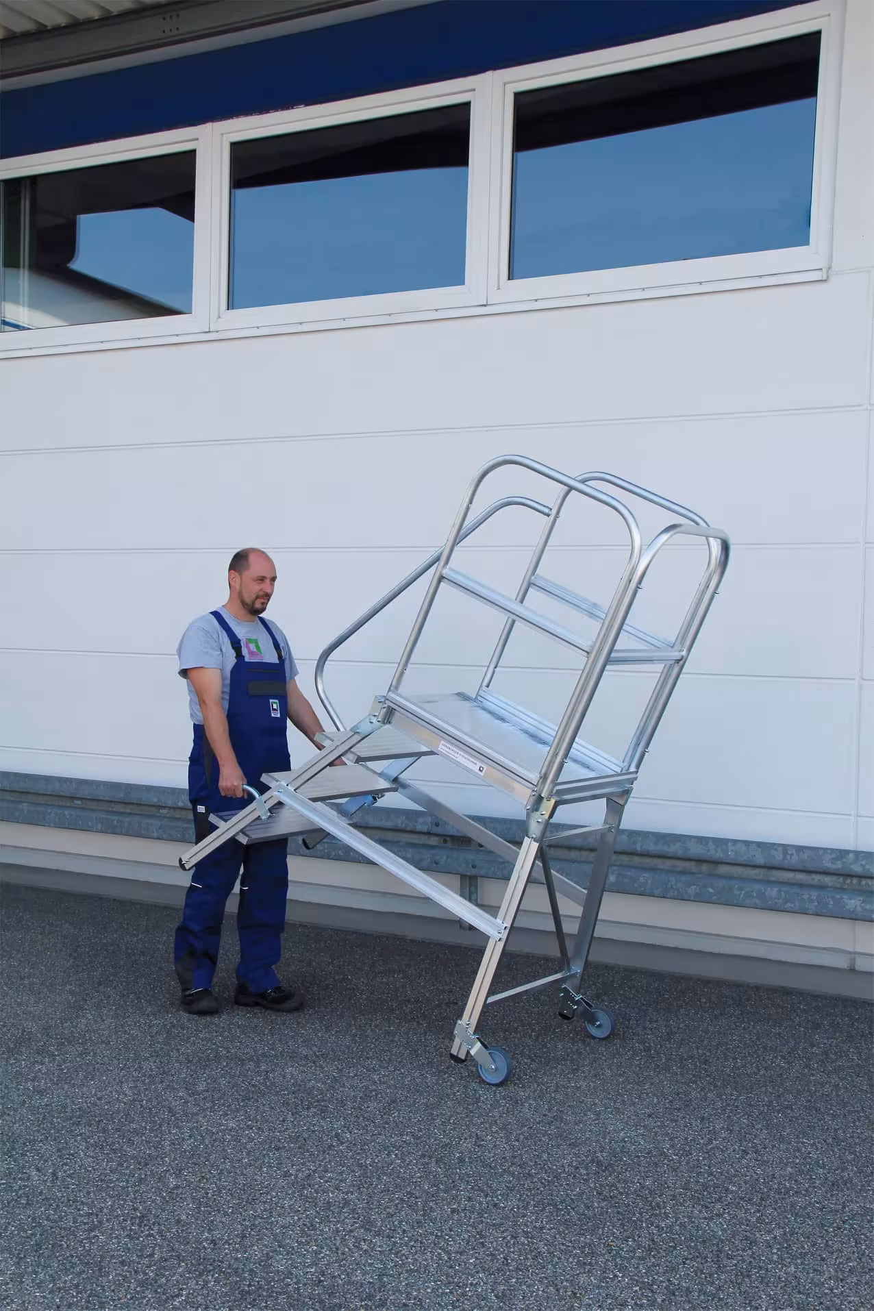 Podesttreppe einseitig begehbar mit Rollen und Griffen Aluminium geriffelt 3 Stufen von Munk mit der Artikelnr. 056103