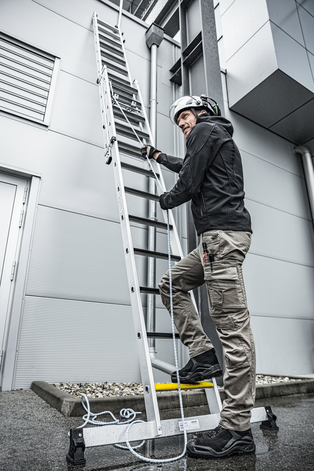 Milieubild 2179021 Munk Stufen-Seilzugleiter 2-teilig mit Handlauf und Ausstiegsholm 2x12 Stufen