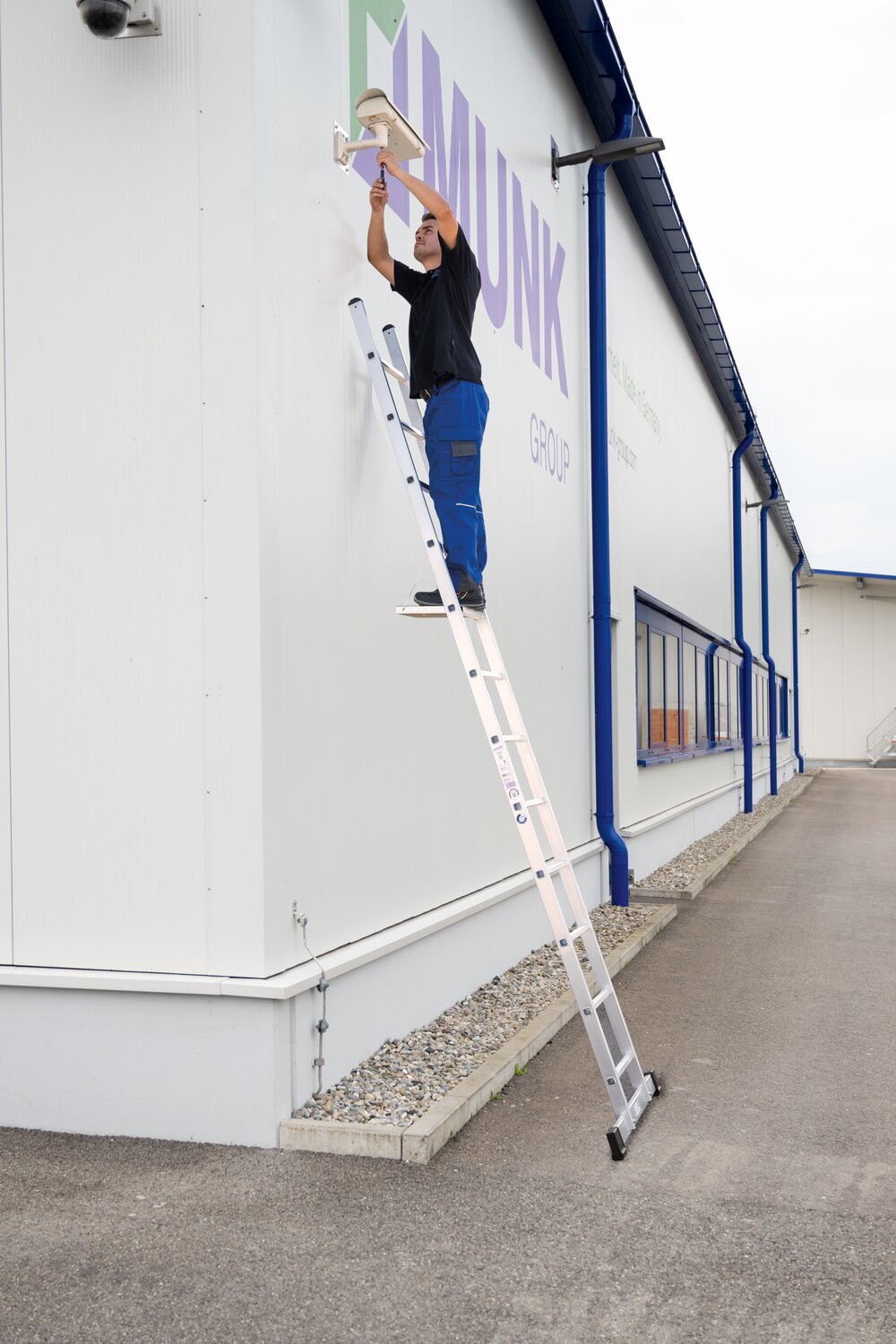 Milieubild 3814718 Munk Sprossen-Anlegeleiter mit Standard-Traverse 24-Sprossen