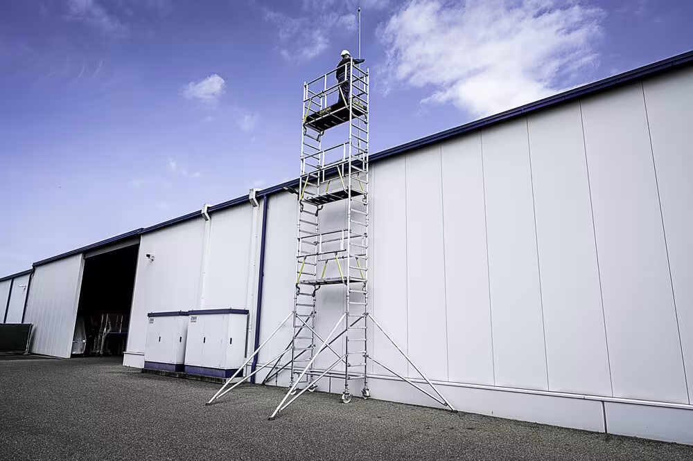 FlexxTower SGX mit vorlaufendem Geländer aus der Kategorie Rollgerüste mit der GTIN 4031405953444 FlexxTower SGX mit vorlaufendem Geländer von der Marke Munk aus der Produktreihe Gerüste