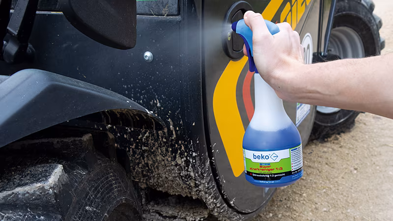 TecLine Super-Kraftreiniger 1:3 Sprühflasche 1 l Rad, Leichtmetallfelge, Speiche, Reifen, Person