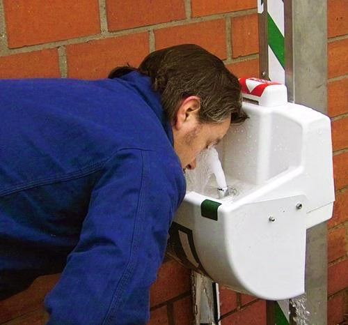 Detailbild 4057435 Augendusche PremiumLine mit Auffangbecken+Abdeckung Wandmontage3/8 Außengewinde Zoll B-SAFETY