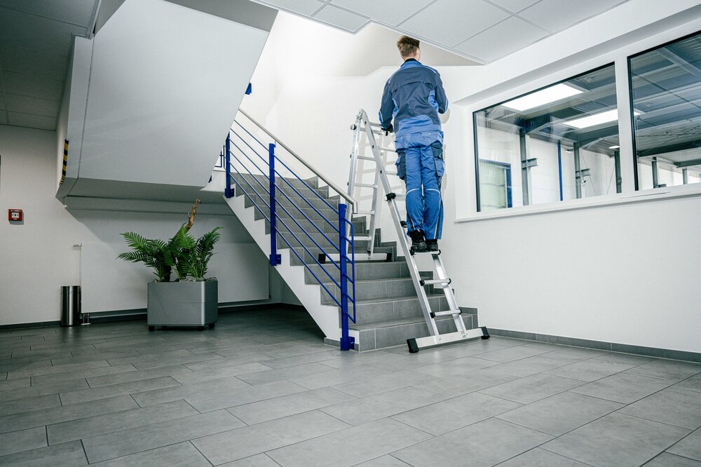 Munk Teleskopleiter 4-teilig mit Traverse 4x3 Sprossen