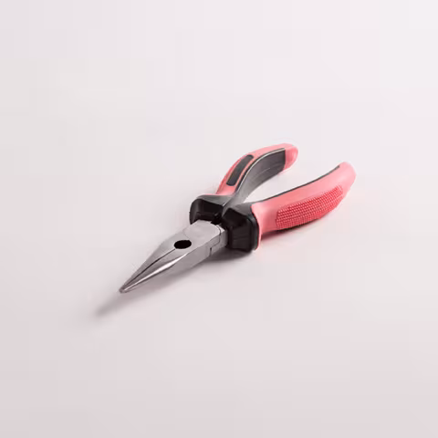 rosa Spitzzange von der Marke FigoFix aus der Produktreihe Handwerkzeuge