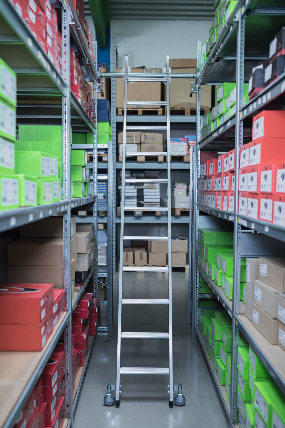 Milieubild 3815226 Munk Stufen-Regalleiter fahrbar für Doppelregal 6 Stufen